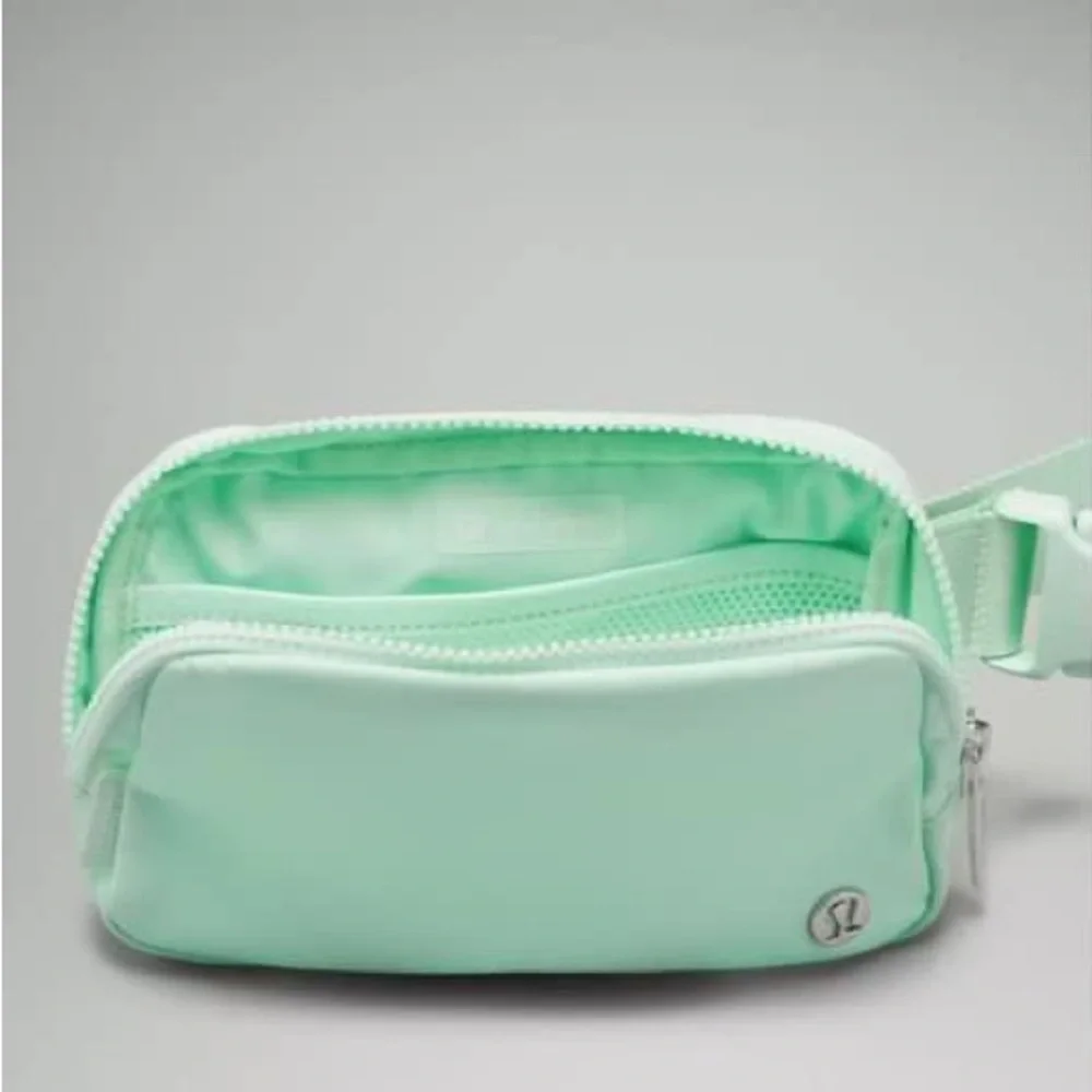 NWT! New! Rare! Lululemon Everywhere Belt Bag 1L Mint Green Tiffany Blue Pastel - Picture 3 of 10